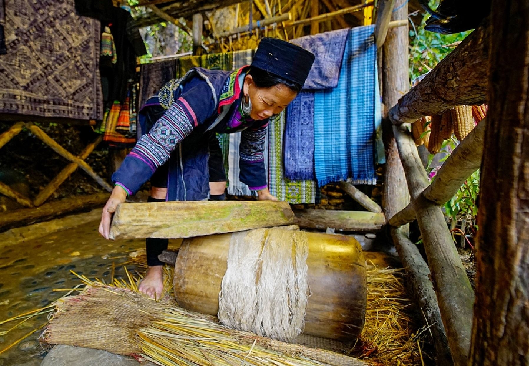 Sợi lanh là một trong những nguyên liệu dệt vải thổ cẩm